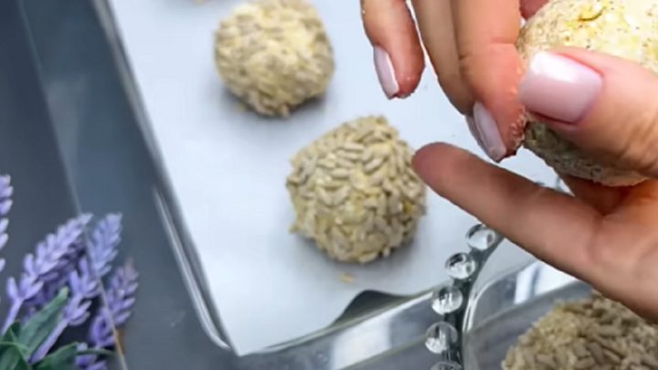 Bulky bez mouky se 2 druhy sýrů