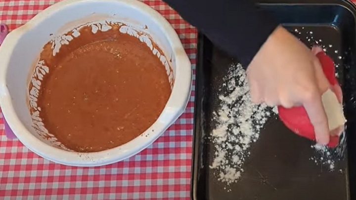 Kakaová buchta na plech s ořechy