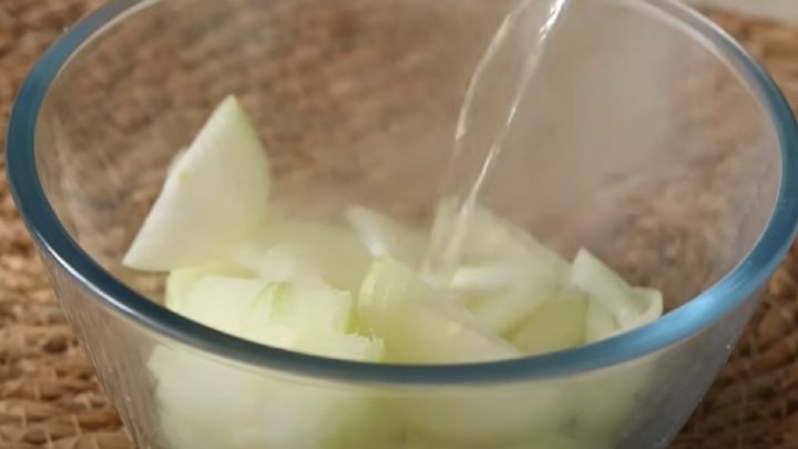 Řepový salát s cibulí a rybím filé