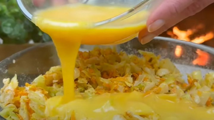 Smažené zelné placky s mrkví a česnekem