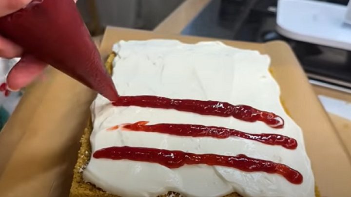 Vláčné medové řezy se smetanovým krémem