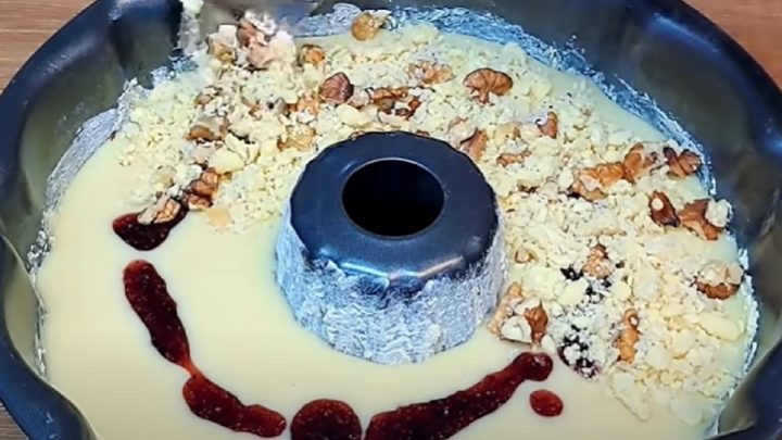 Rychlá hrnková bábovka s ořechovou drobenkou