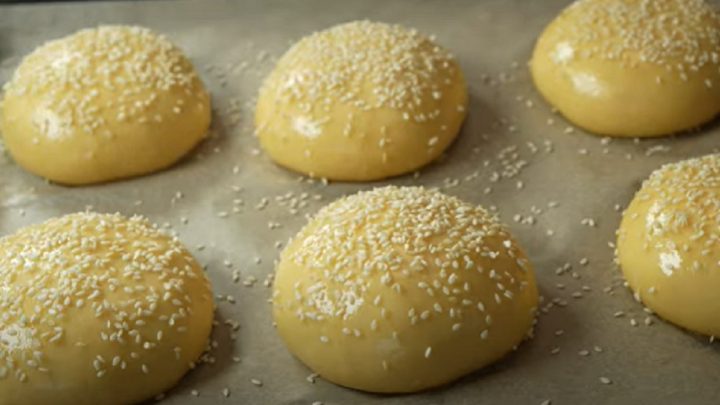 Bulky na hamburger z kynutého těsta