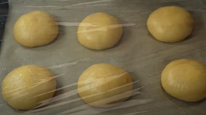 Bulky na hamburger z kynutého těsta