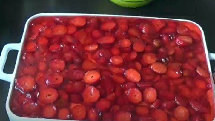 Nepečené jahodové kostky s vanilkovým krémem