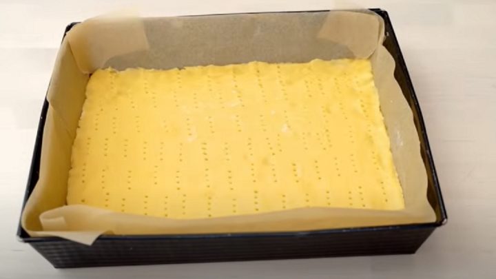 Jahodové řezy na plech s mandlemi