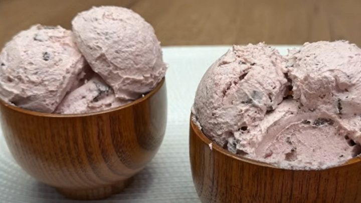 Jahodová zmrzlina s čokoládou