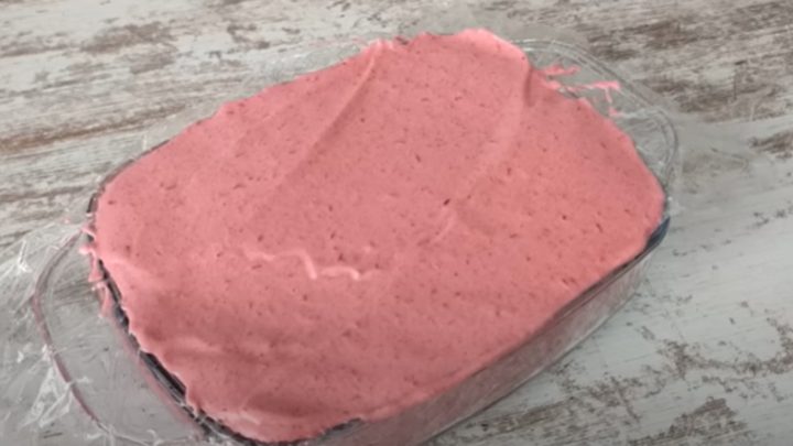 Třešňové marshmallow sypané cukrem