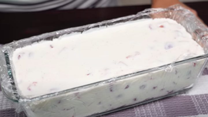 Nepečený tvarohový chlebíček s jahodami