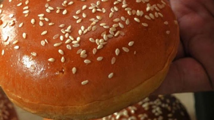 Bulky na hamburger z kynutého těsta