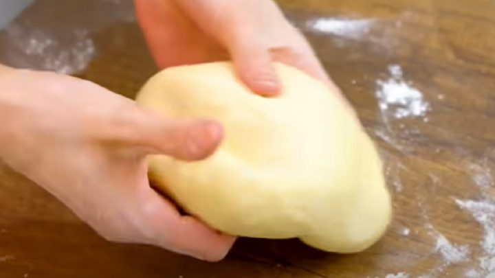 Bramborové pirohy s cibulí a slaninou