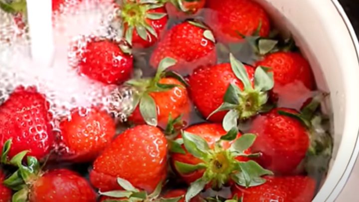 Zavařené jahody ve vlastní šťávě