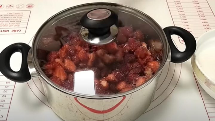 Snadný jahodový džem bez želírovacího cukru