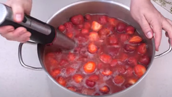 Jahodový džus bez chemie s citronem