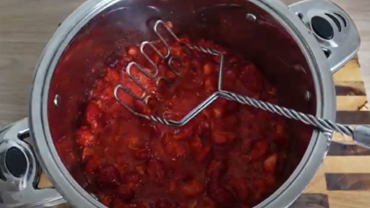 Bezová marmeláda s jahodami