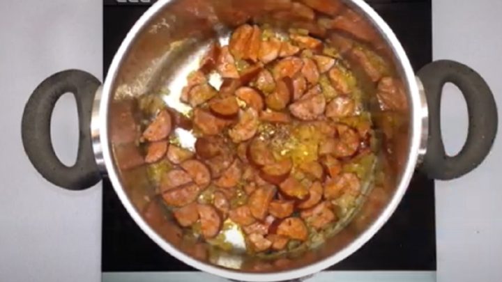 Hustá zelňačka s klobásou a brambory