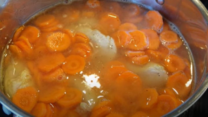 Kuřecí na mrkvi s vařenými brambory