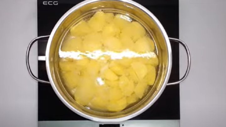 Vepřové plátky s dýňovým zelím a brambory