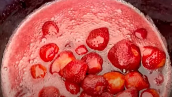 Jahodová marmeláda s celým ovocem