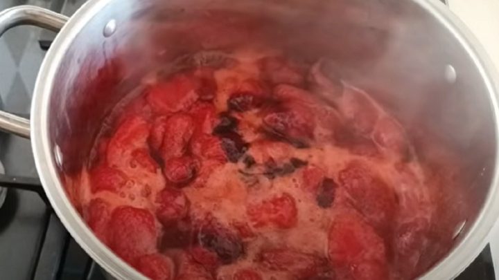 Jahodová marmeláda s datlovým sirupem