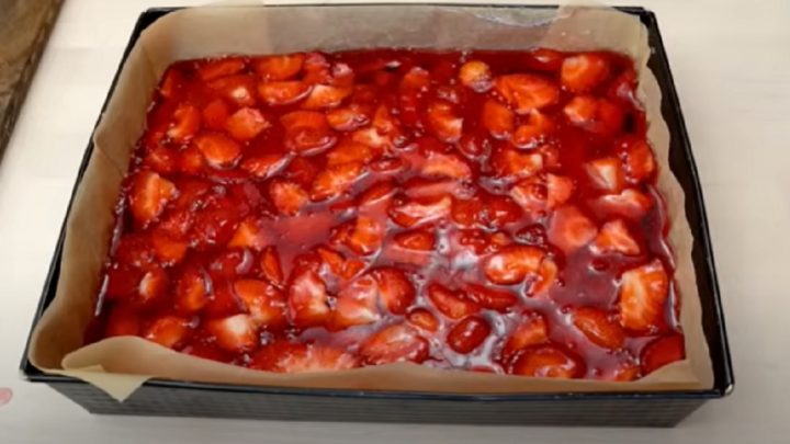 Jahodové řezy na plech s mandlemi