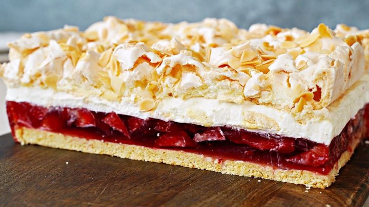 Jahodové řezy na plech s mandlemi