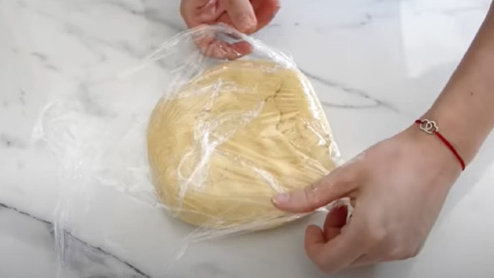 Linecký koláč s třešňovou náplní