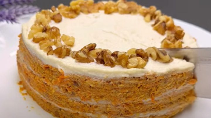 Nepečený mrkvový dort s vlašskými ořechy
