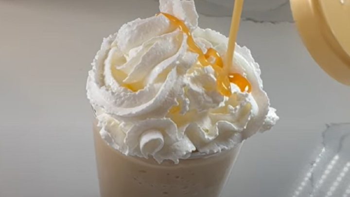 Ledová káva s karamelem a vanilkou