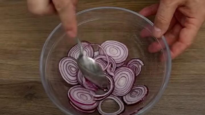 Okurkový salát s cibulí a koprem