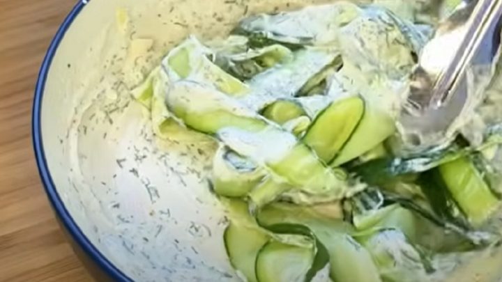 Okurkový salát s koprem a česnekem