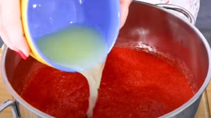 Domácí jahodový džus bez přidaného cukru