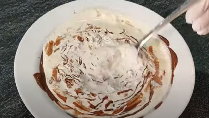 Pevný čokoládový krém do dortů