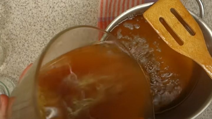 Bezový sirup proti kašli s citronem