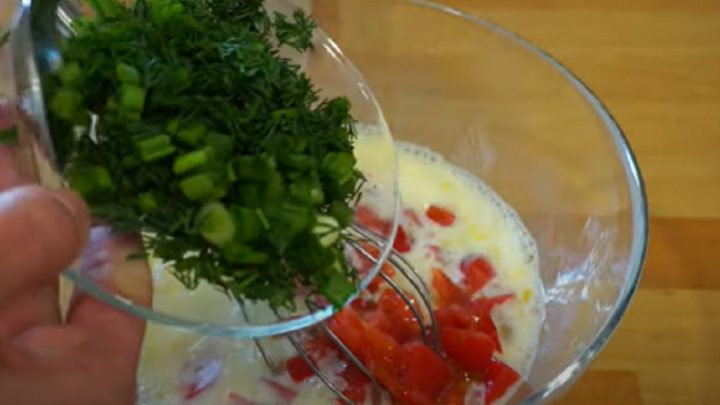 Vaječná omeleta s rajčaty a koprem