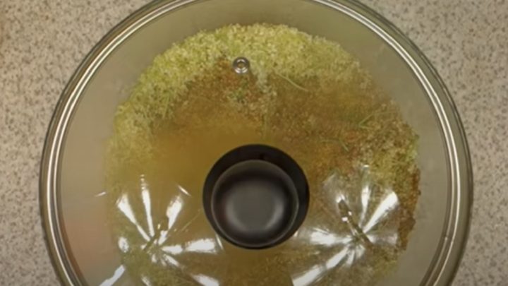 Bezový sirup proti kašli s citronem