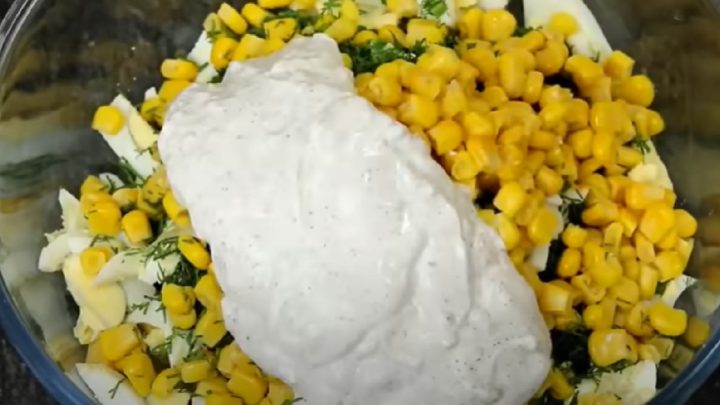 Okurkový salát se zakysanou smetanou