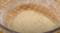 Nadýchaný sýrový koláč z kynutého těsta