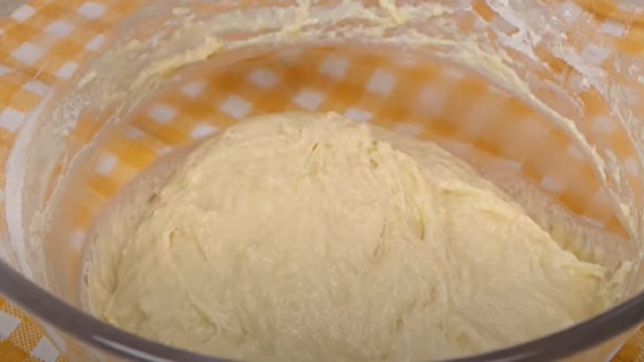 Nadýchaný sýrový koláč z kynutého těsta