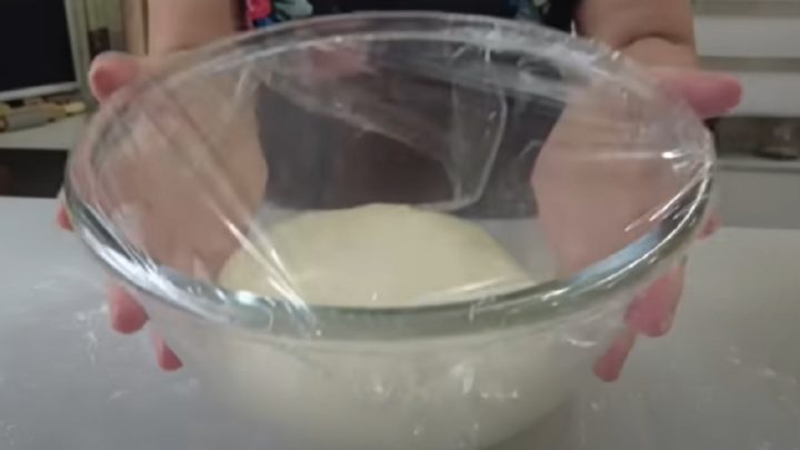 Pizza na plech se 3 druhy sýrů