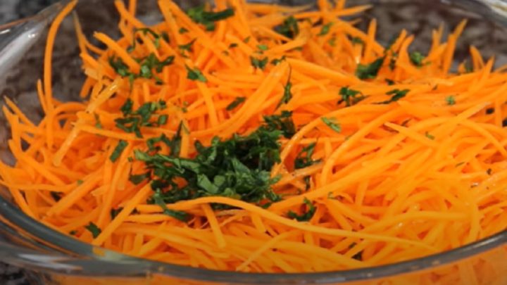 Jednoduchý mrkvový salát s petrželkou