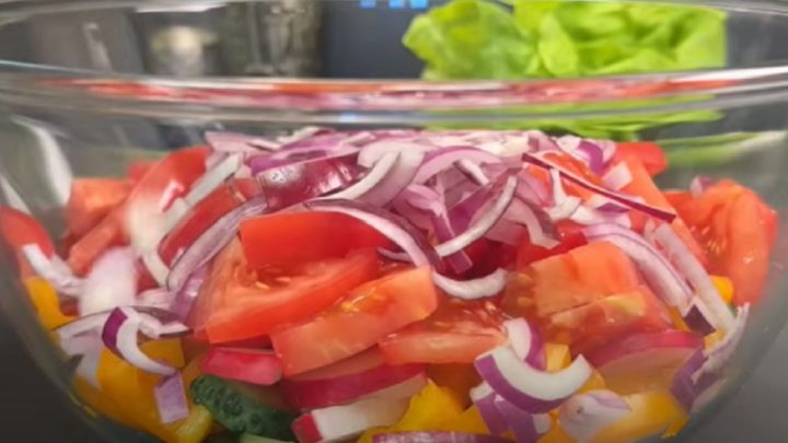 Zeleninový salát s ořechy a jarní cibulkou