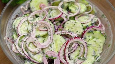 Okurkový salát s cibulí a koprem
