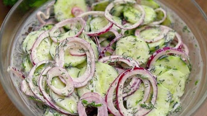 Okurkový salát s cibulí a koprem Okurkový salát s cibulí a koprem