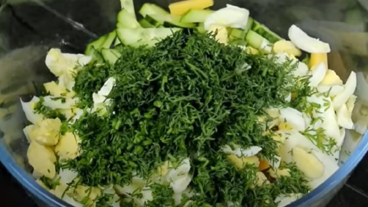 Okurkový salát se zakysanou smetanou