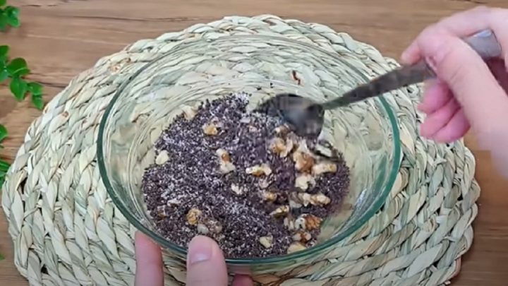 Hrníčková kakaová bábovka s ořechy