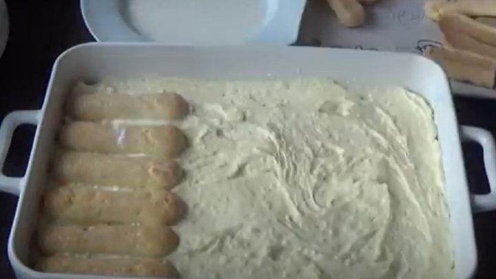 Nepečené jahodové kostky s vanilkovým krémem