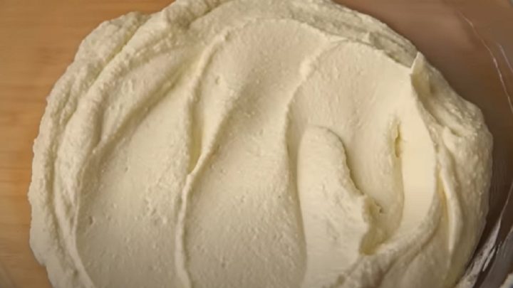 Koláč s jahodami, vanilkou a ricottou