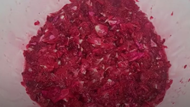 Domácí růžový džem z okvětních lístků