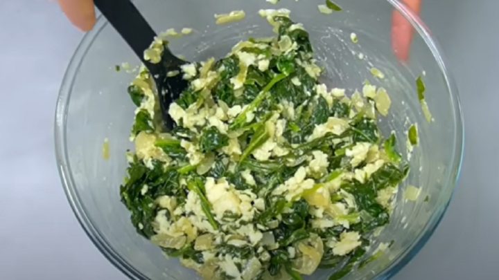 Sýrový koláč se špenátem a smetanou